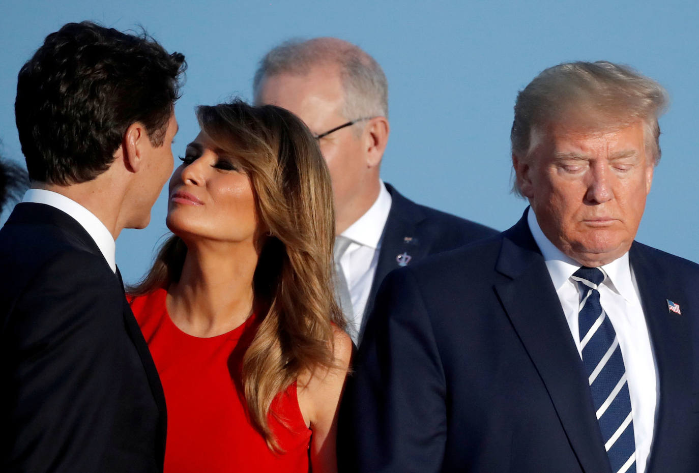 Francia | Melania Trump besa al primer ministro de Canadá, Justin Trudeau, junto a Donald Trump, durante la foto familiar en la cumbre del G7 en Biarritz, Francia, el 25 de agosto de 2019. 