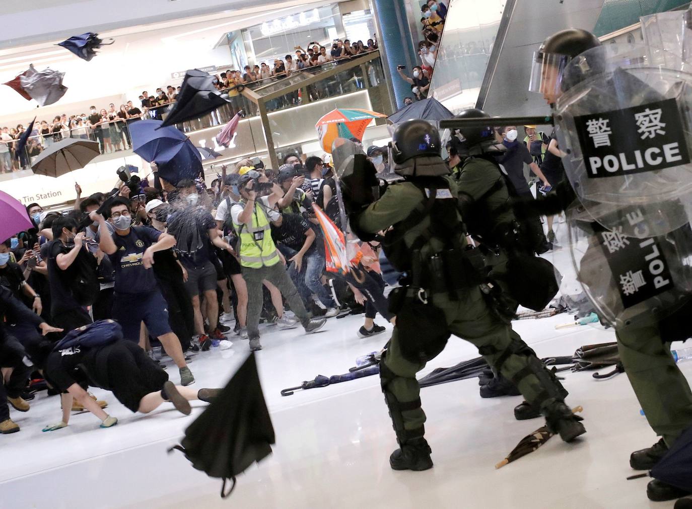 Hong Kong | La policía antidisturbios usa spray de pimienta para dispersar a los activistas en favor de la democracia dentro de un centro comercial tras una marcha en el distrito de Sha Tin,, 14 de julio de 2019. 