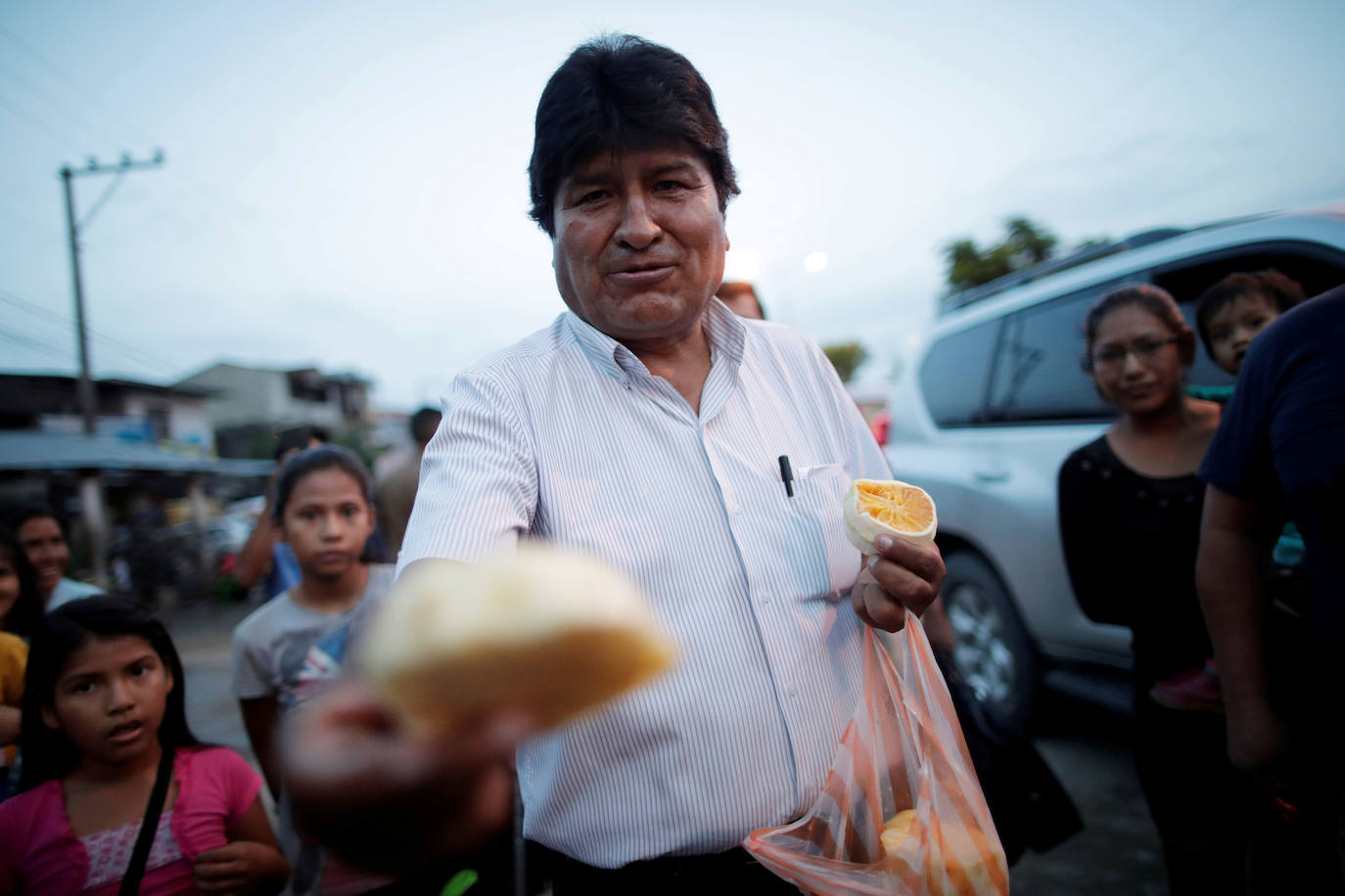 Bolivia | El expresidente boliviano, Evo Morales ofrece fruta a los residentes en una calle de Shinahota, en la región de Chapare, Bolivia, el 19 de octubre de 2019. 