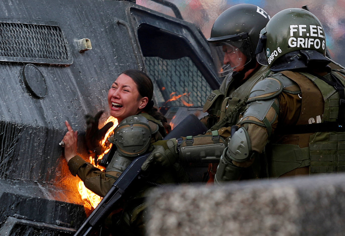 Chile | Un oficial de la policía antidisturbios en llamas reacciona durante una protesta contra el gobierno, 4 de noviembre de 2019. 