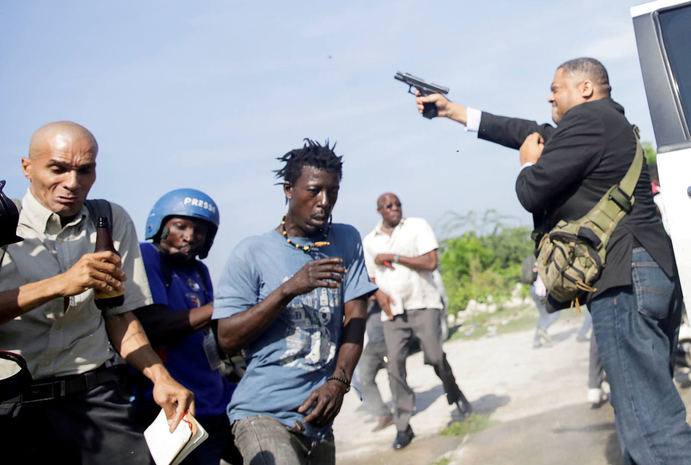 Haití | La gente corre mientras el senador de Jean Marie Ralph Fethiere (PHTK) dispara un arma al aire, hiriendo a Chery Dieu-Nalio, un fotógrafo de Associated Press. Todo ello mientras el gobierno intentaba para confirmar el nombramiento del primer ministro designado, Fritz William Michel, en Puerto Príncipe, 23 de septiembre de 2019. 