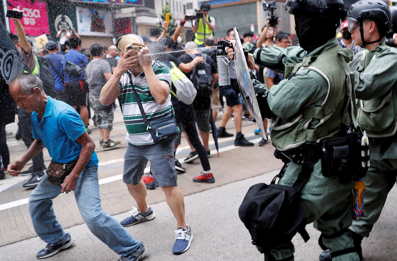 Hong Kong | Un agente de la policía antidisturbios rocía a un manifestante antigubernamental durante una manifestación en el distrito de Causeway Bay, 29 de septiembre de 2019. 