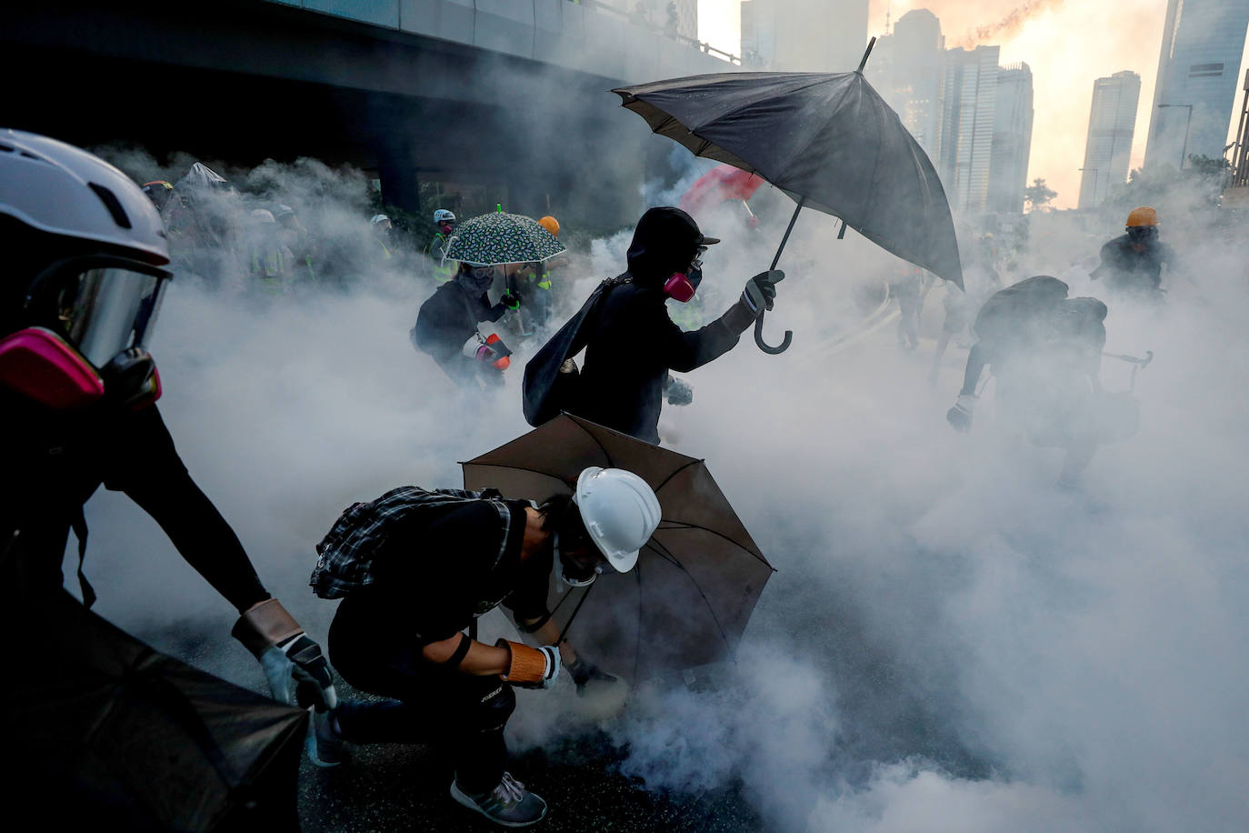 Hong Kong | Los manifestantes antigubernamentales se protegen con paraguas en medio de gases lacrimógenos durante una manifestación cerca del Complejo del Gobierno Central en Hong Kong, China, el 15 de septiembre de 2019. 