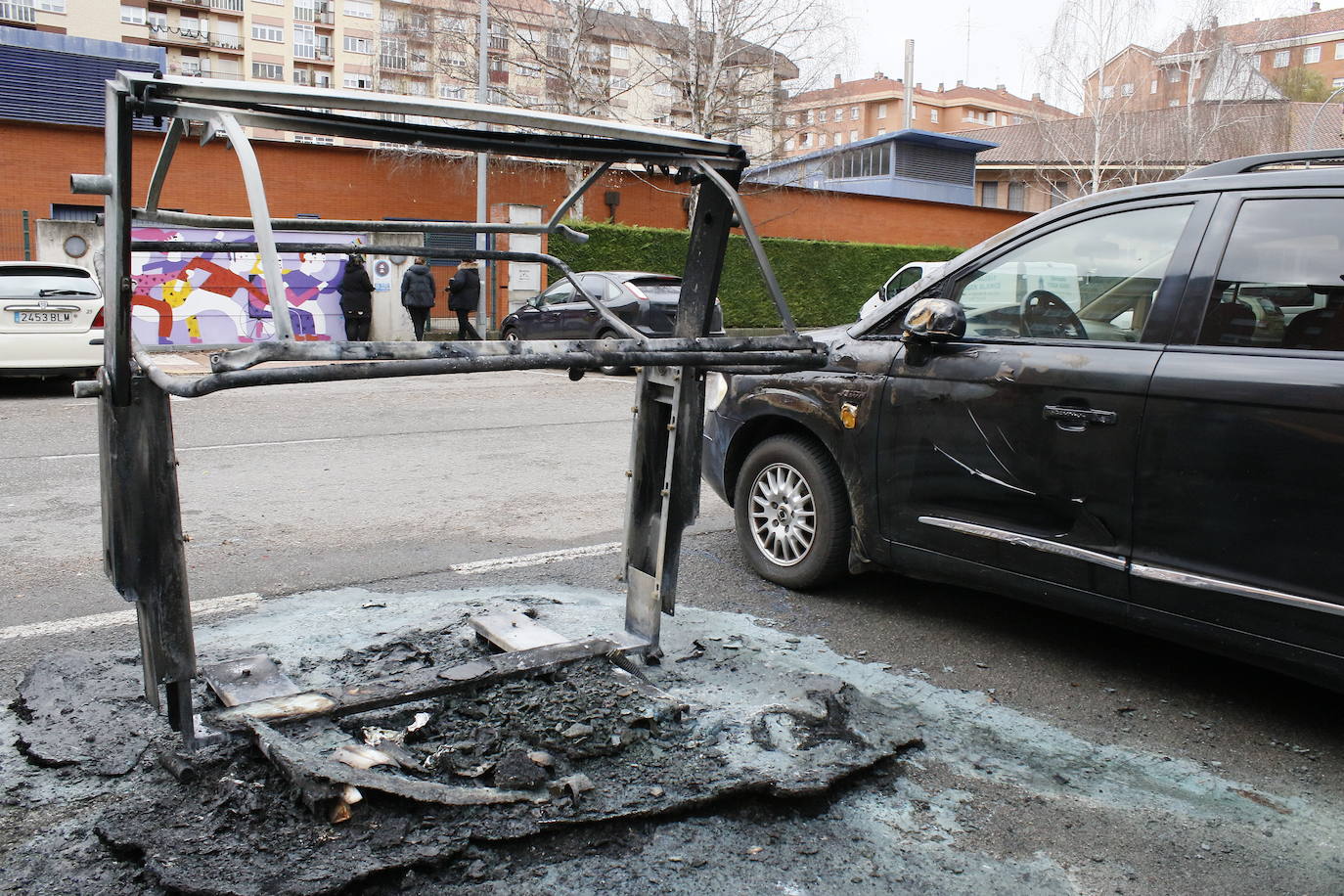 De uno de los contenedores quemados ha quedado solo la estructura. 