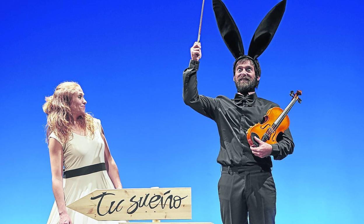 El escenario de Pabellón 6 se ha adaptado a este complejo montaje, con proyecciones visuales y siete actores en escena. 