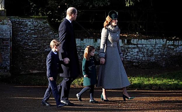 Imagen principal - Arriba, Carlota de Cambridge con sus padres y su hermano. Abajo, distintas imágenes de la princesa. 