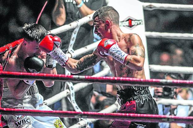 En pleno ataque contra Podolski en su última actuación en La Casilla ganando el WBC Silver. 