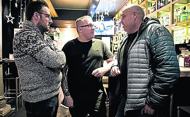 Vecinos de Uribarri, en el bar Plaza Moraza, que ha sufrido dos robos desde octubre. 