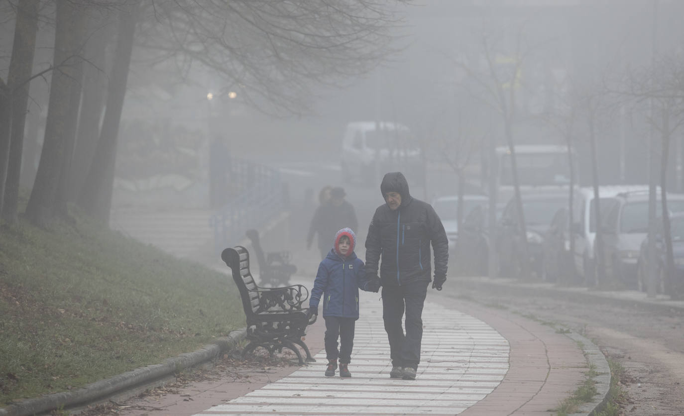 Fotos: Vitoria bajo la niebla