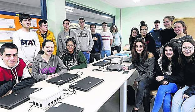 Los alumnos de Aixerrota participantes en STARTInnova junto a su profesora.