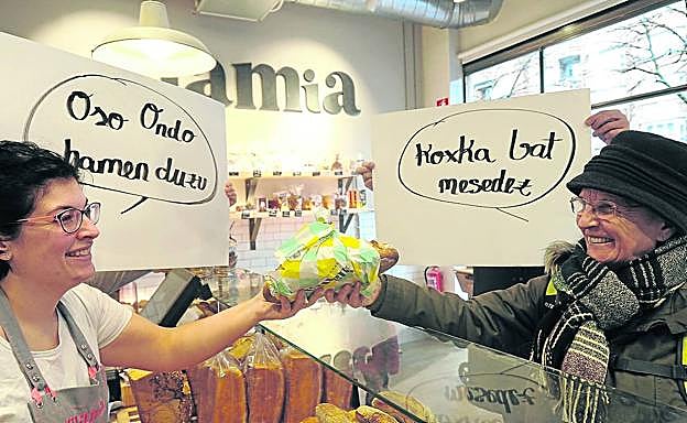 Iniciativa llevada a cabo en Vitoria el año pasado para fomentar el uso del euskera en los comercios.