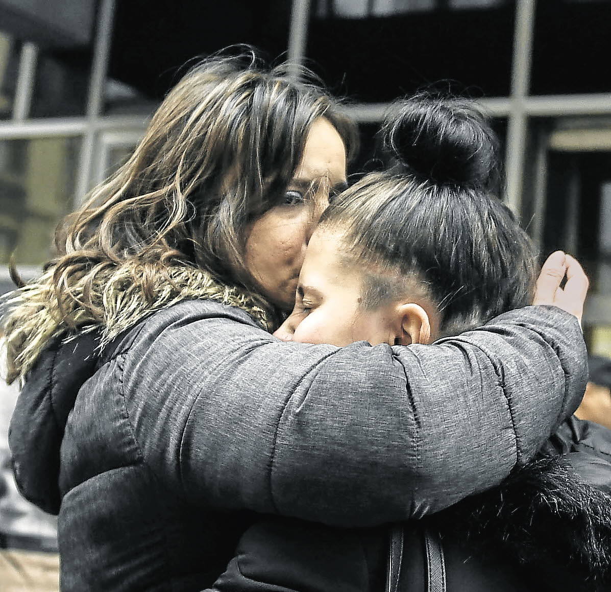 Josune, hermana de Kiara, abrazada por la mujer de su padre, Tamara, al iniciarse el juicio.