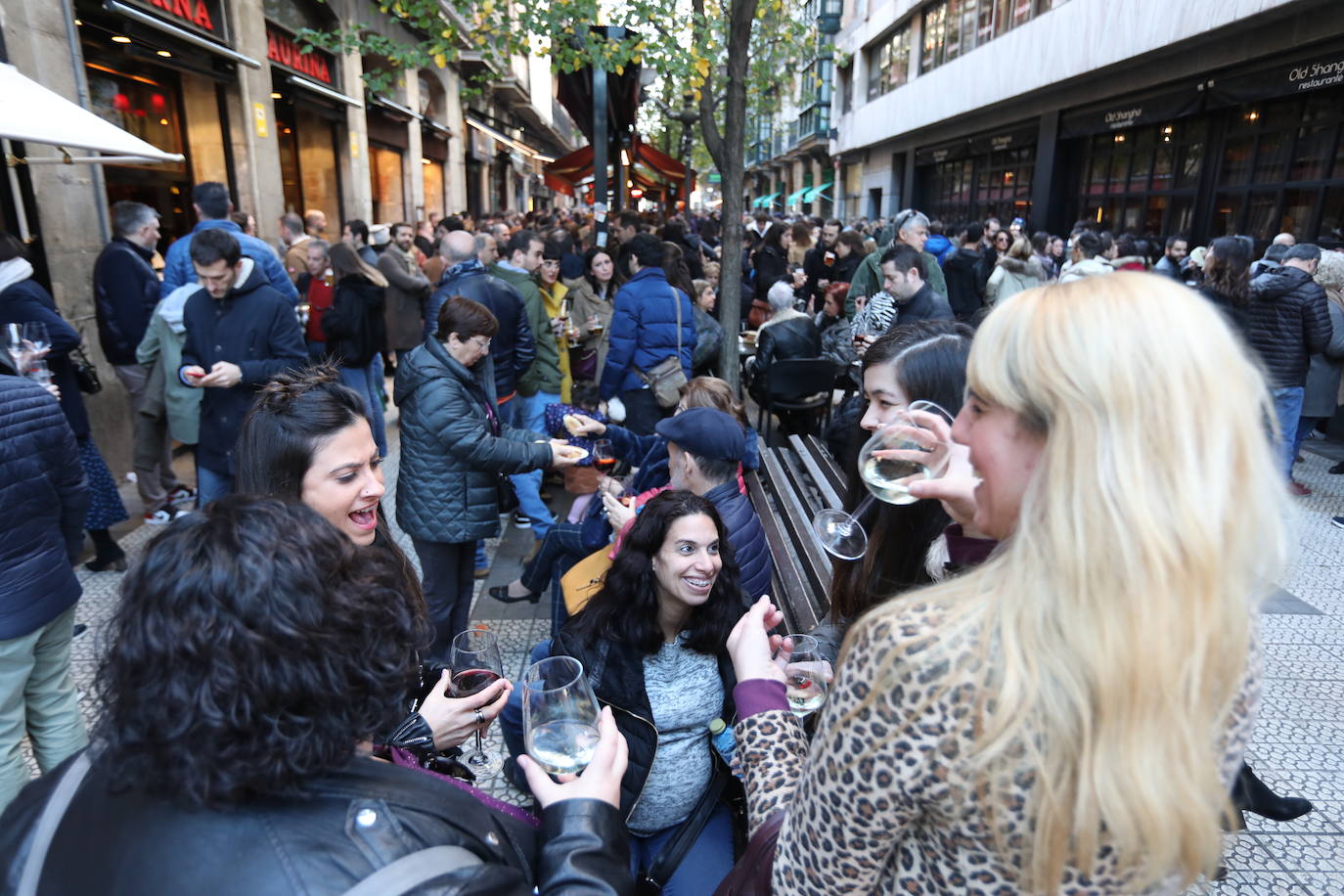 Copas de vino y pintxos antes de comer en Ledesma.