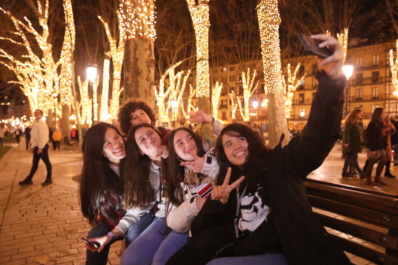 Cuadrillas de amigas no quisieron perder la ocasión de fotografiarse con las luces navideñas en el último fin de semana de 2019.