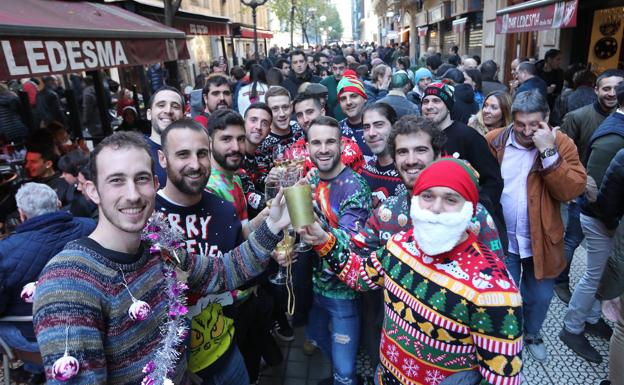 Un grupo de amigos, de celebración en Ledesma. 