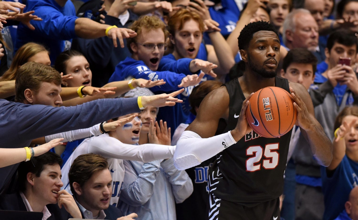 Seguidores de los Duke Blue Devils, intentan distraer al jugador de los Brown Bears Tamenang Choh, en un partido de la liga universitaria de EE UU (NCAA) en Durham, Carolina del Norte