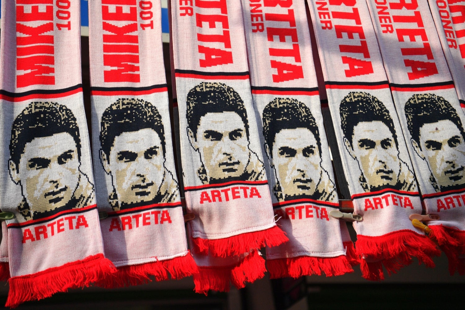 Bufandas con la imagen del entrenador vasco Mikel Arteta, a la venta en las cercanías el Emirates Stadium con motivo del partido de la Premier League entre el Arsenal y el Chelsea