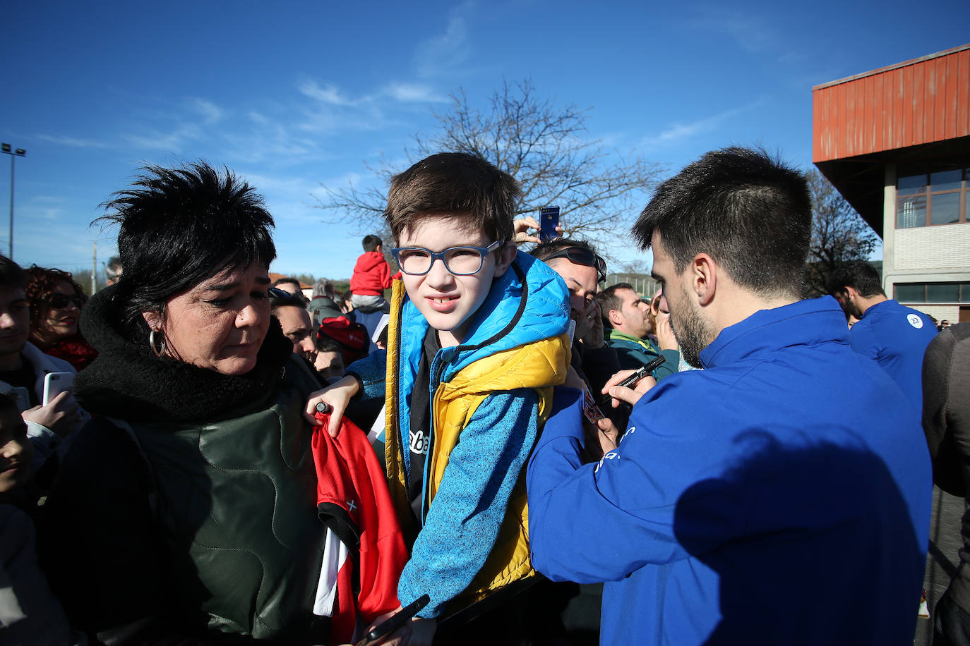 Los jugadores rojiblancos firmaron camisetas a los niños que se acercaron en un ambiente festivo.