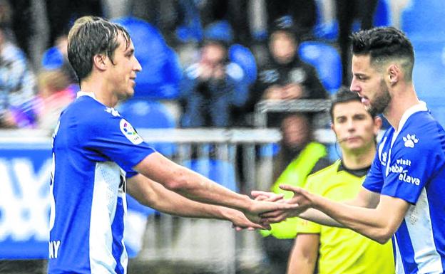 Burgui entra al campo por el lesionado Pina, que solo podría volver a los terrenos de juego en los últimos partidos ligueros.