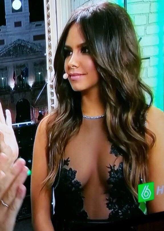 Cristina Pedroche luce aquel primer vestido de transparencias en negro firmado por Charo Ruiz para la Nochevieja de 2014.