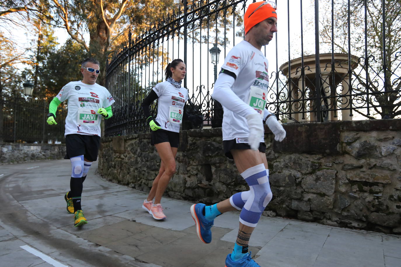 Fotos: 42 kilómetros dando vueltas al Árbol de Gernika: maratón solidario