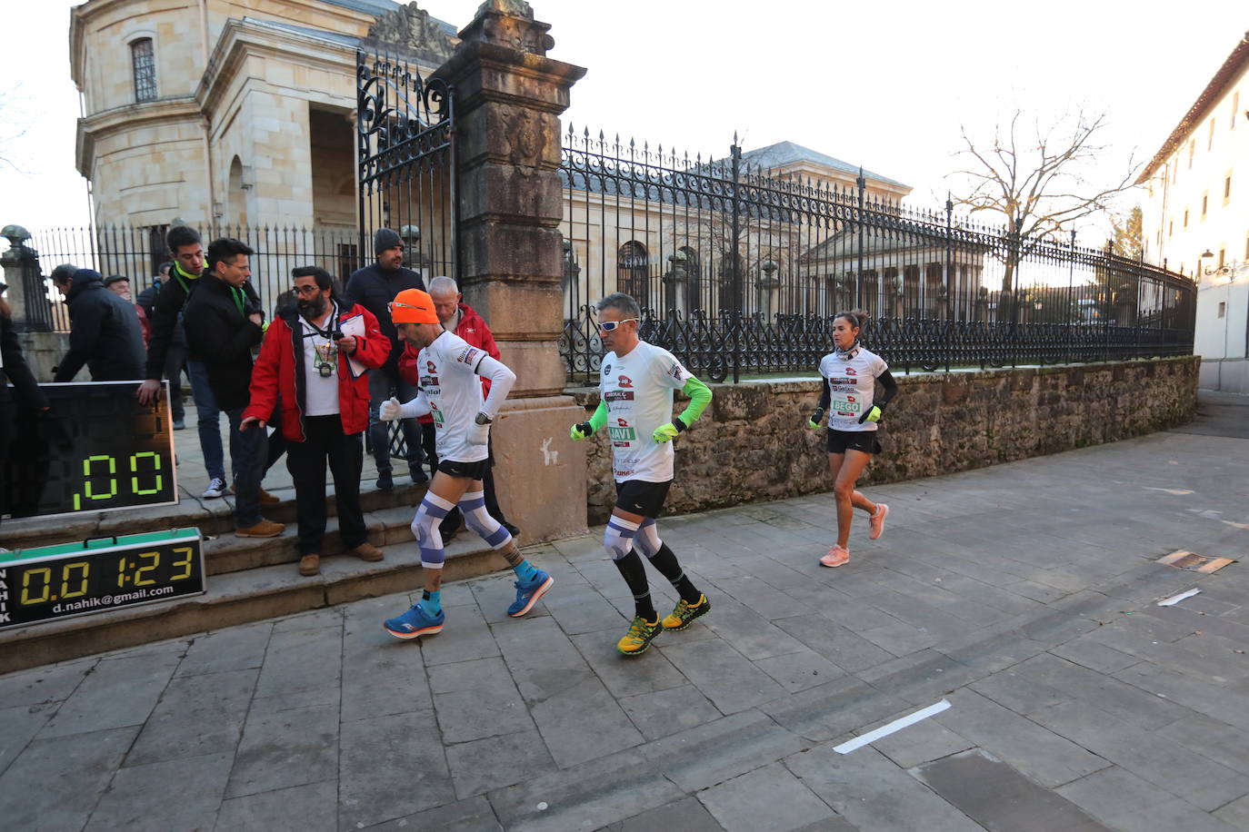 Fotos: 42 kilómetros dando vueltas al Árbol de Gernika: maratón solidario