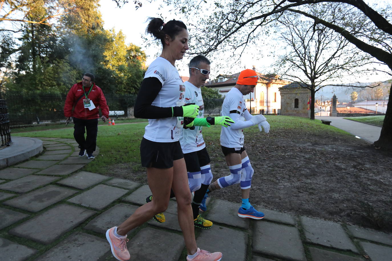 Fotos: 42 kilómetros dando vueltas al Árbol de Gernika: maratón solidario