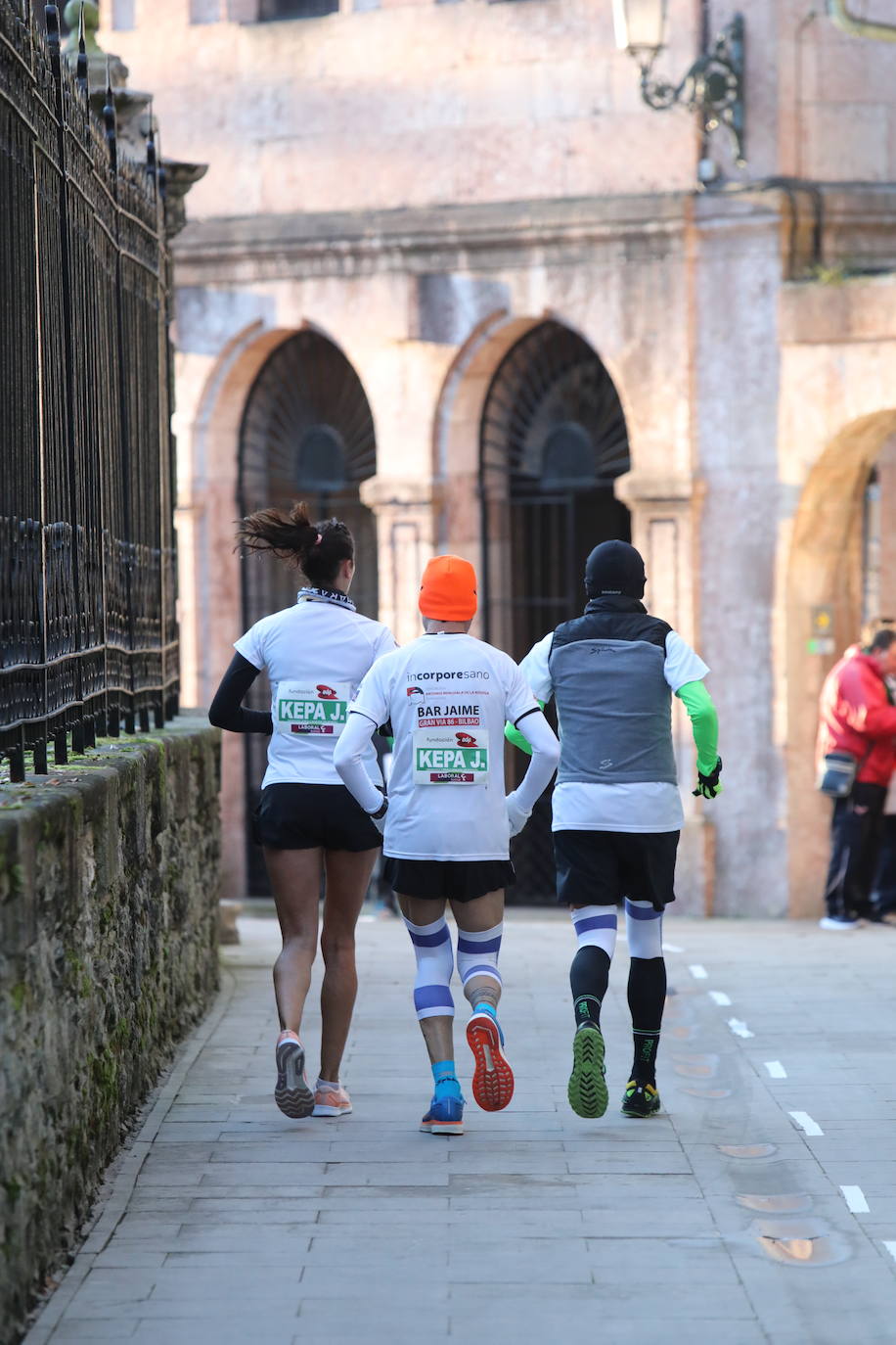 Fotos: 42 kilómetros dando vueltas al Árbol de Gernika: maratón solidario