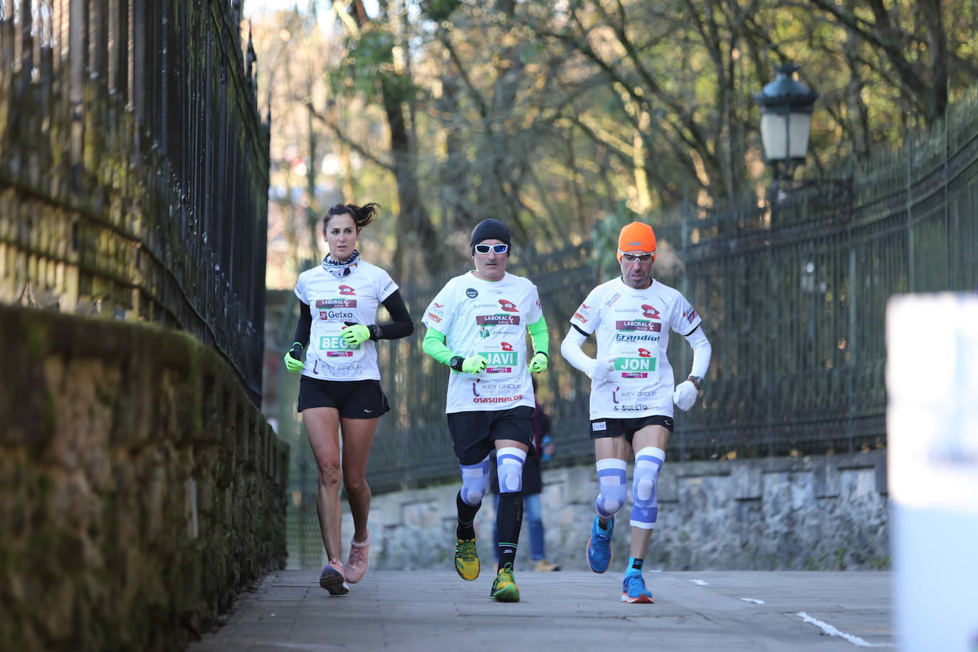 Fotos: 42 kilómetros dando vueltas al Árbol de Gernika: maratón solidario