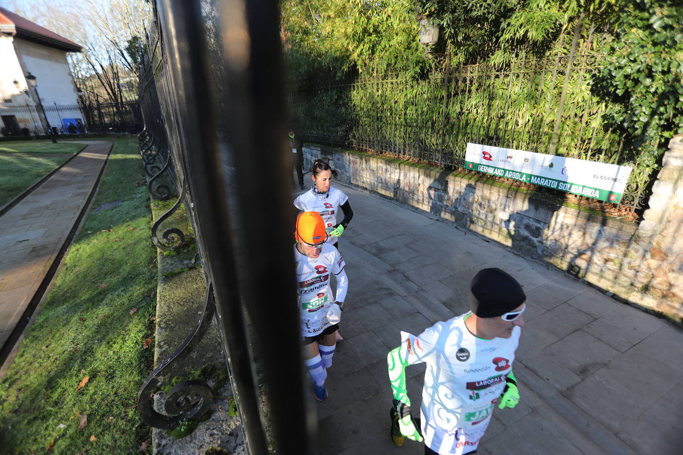 Fotos: 42 kilómetros dando vueltas al Árbol de Gernika: maratón solidario