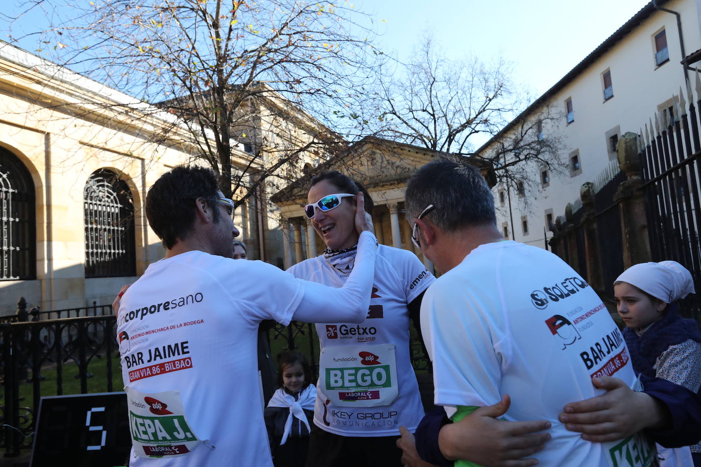 Fotos: 42 kilómetros dando vueltas al Árbol de Gernika: maratón solidario