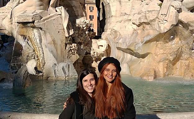 Imagen principal - La primera foto muestra a la pareja de vacaciones en Roma. Las dos de abajo, les muestra de espaldass durante su enlace en Zeanuri.