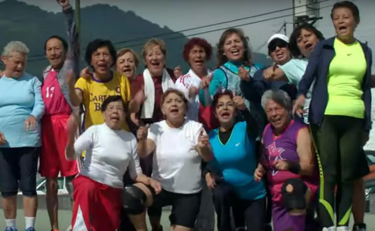 Más de 60 años jugando juntas al basket. Así es el Carta Blanca, el  entrañable equipo de abuelas mexicanas | El Correo