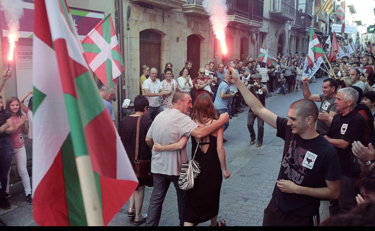 Recibimiento en Oñati a Xabier Ugarte Villar, uno de los etarras que participaron en el secuestro de Ortega Lara, tras cumplir su condena, en julio de este año.