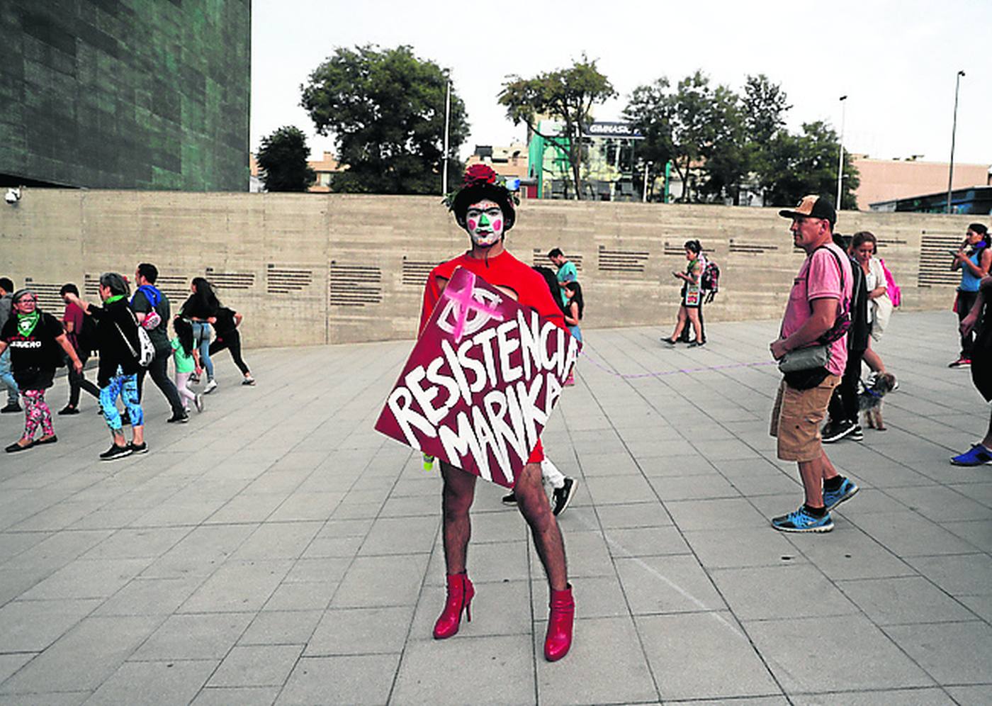 Contra el feminicidio. El bailarín Francisco Bustamante muestra un cartel con la leyenda ‘Resistencia Marika’ en el primer Día Nacional contra el Feminicidio en Chile, el 19 de diciembre. 