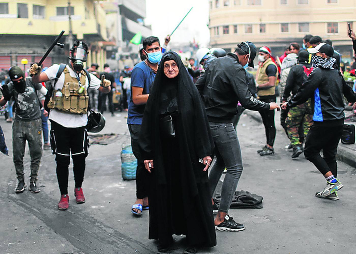 En apoyo a los jóvenes iraquíes. Umm Mahdi tiene 66 años pero quiere estar al lado de los jóvenes en Bagdad. «Mantengan sus protestas pacíficas hasta que obtengan sus derechos. Han sido oprimidos»