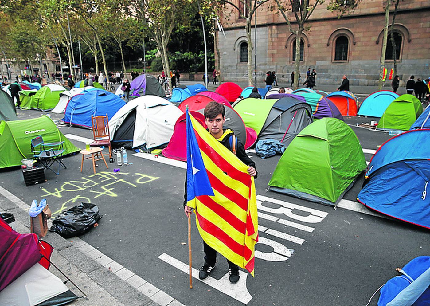 Por la independencia en Cataluña. Axel Buxade salió a la calle con una bandera ‘estelada’, símbolo de los independentistas, para quejarse de que los políticos son incapaces de dar salida al conflicto catalán. 