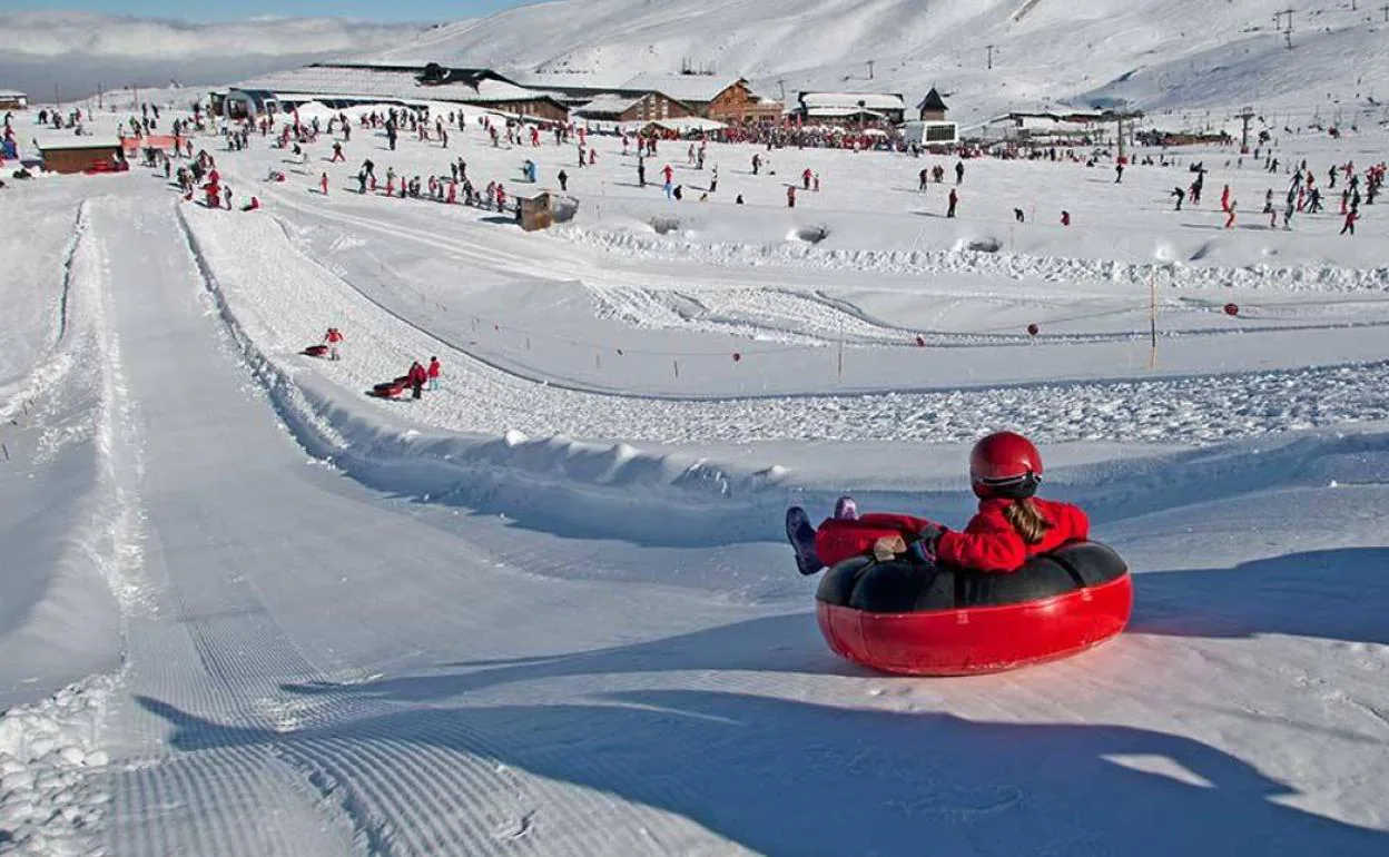 Los niños tienen múltiples actividades en la estación de esquí granadina.