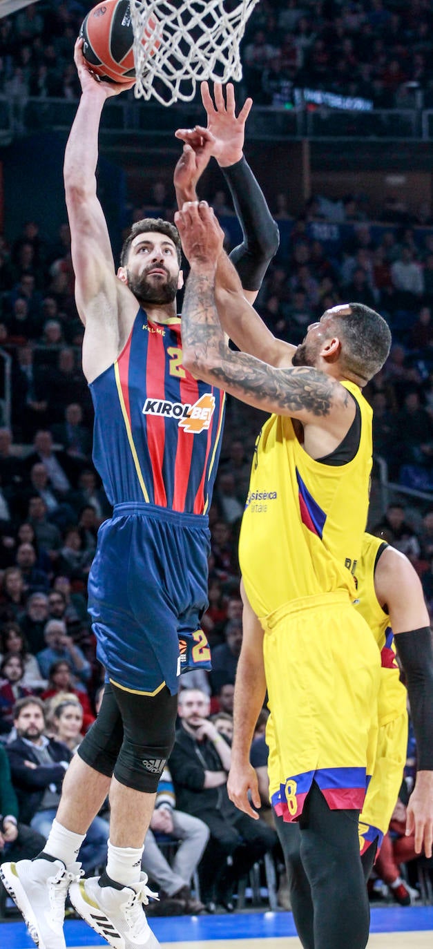 Fotos: Las mejores imágenes del Baskonia - Barcelona de Euroliga 2019