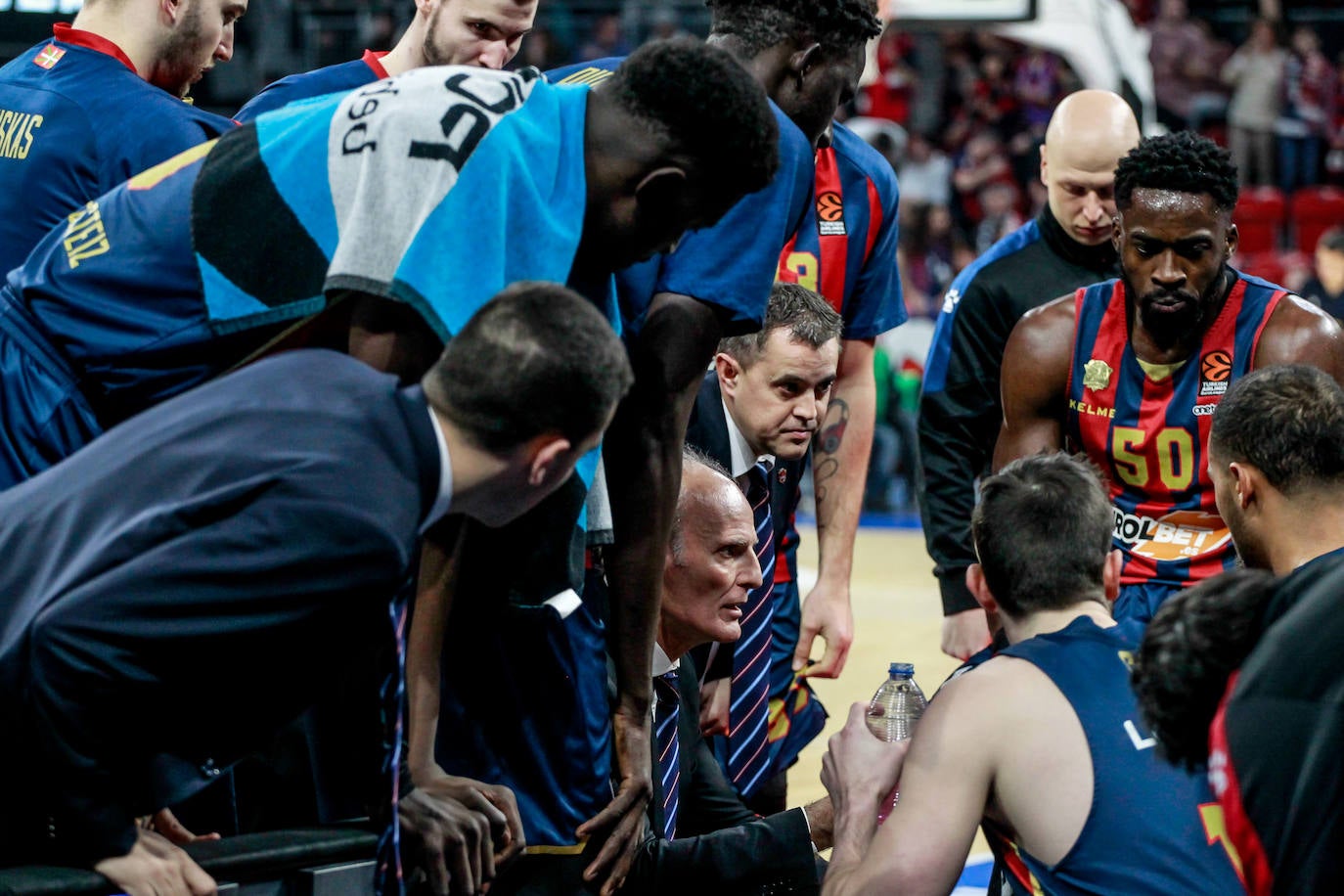Fotos: Las mejores imágenes del Baskonia - Barcelona de Euroliga 2019