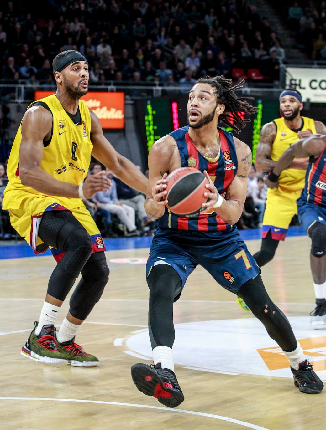 Fotos: Las mejores imágenes del Baskonia - Barcelona de Euroliga 2019
