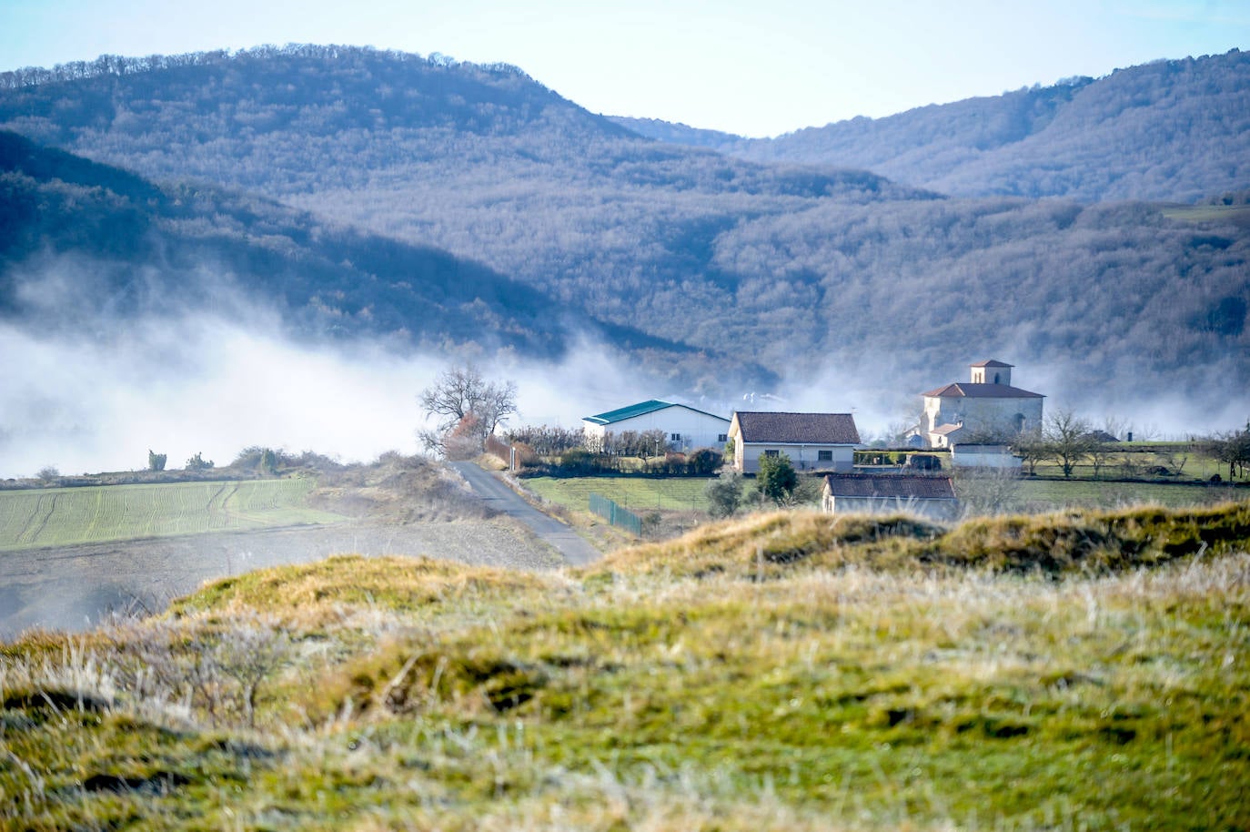 El frío y los bancos de niebla han vuelto a ser protagonistas en Álava. Tobillas, con -5,7 grados, ha marcado la mínima este 2 de enero en el territorio histórico. Salvatierra y Antoñana, con -3,6, y Vitoria, con -2,6 grados, son otros de los rincones de la geografía alavesa donde las temperaturas han caído por debajo de cero.