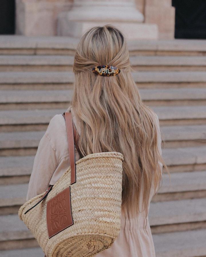 Este capazo de Loewe ha sido otro de los objetos más fotografiados del verano. Perfecto para cualquier ocasión, lo hemos visto tanto en la playa como por ciudad, y eso que estuvo agotado en varias ocasiones.