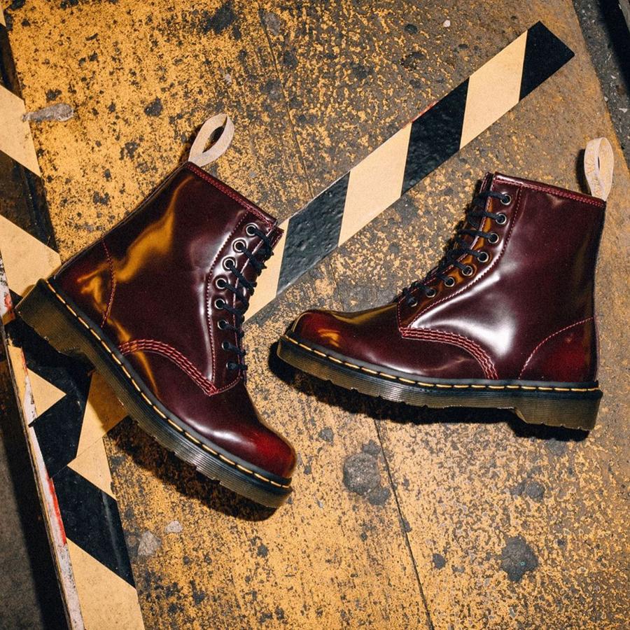 Desde que comenzó el otoño, no hemos dejado de verlas. Están en muchísimos perfiles de moda, pero algo nos dice que, a las Dr. Martens, todavía les queda un largo reinado.