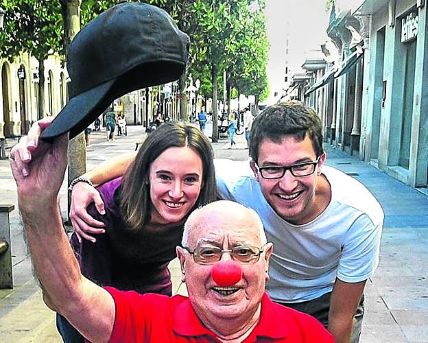 Ramón Jiménez, Zape, con su nieta Liliane y la pareja de ella, Jorne, en la calle Dato.