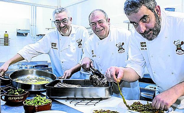 De izquierda a derecha, Pruden Cuenca Sáez de Gordoa, Mikel Trabanka y Raúl Ruiz.