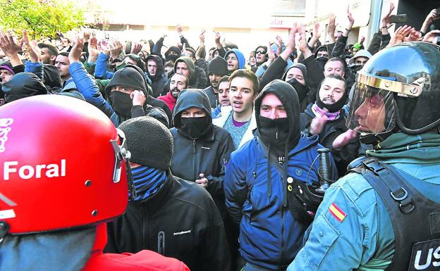 Agentes de la Policía Foral y la Guardia Civil durante una protesta en Alsasua.