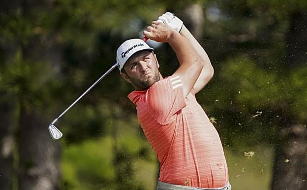 Rahm ejecuta un golpe.