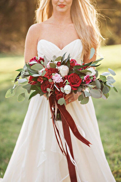 Fotos: En el vestido de novia, en el ramo, en la decoración... ¿te atreves a incluir el terciopelo en tu boda?