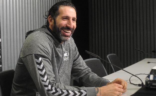 Ocho victorias en quince partidos bien valen una sonrisa de Álex Mumbrú. 